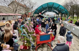 DECEMBARSKO OKUPLJANJE NA TRGU PO SEDAMNAESTI PUT: Deda Mraz darivao starčevačku decu